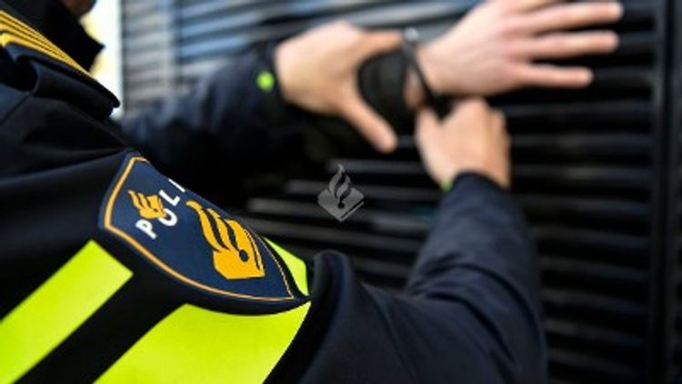 Almere - Beroving Almere: politie houdt twee verdachten aan