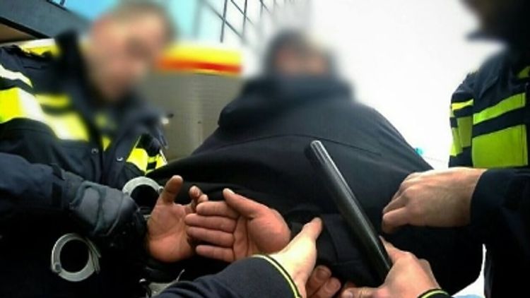 Amsterdam - Vier verdachten aangehouden na gewapende straatroof