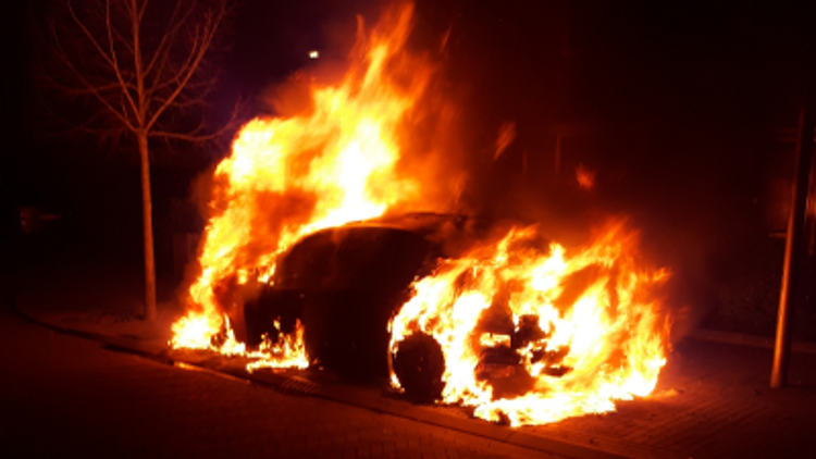 Breda - Politie vermoedt brandstichting bij autobrand in Breda
