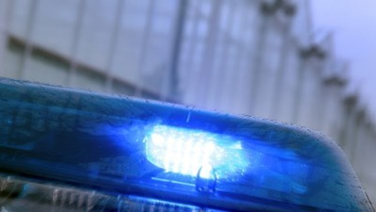 Rotterdam - Gestolen auto raakt politieauto, vier personen aangehouden Rotterdam - Gestolen auto raakt politieauto, vier personen aangehouden